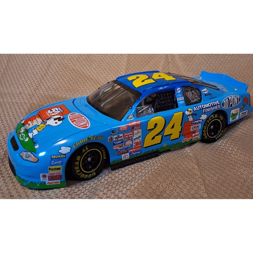 Jeff Gordon 24 DuPont Peanuts 50th Anniversary Snoopy 2000 Monte Carlo 1:24 Car